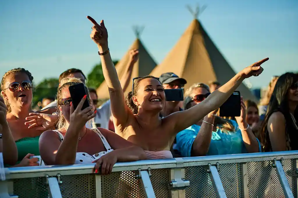 People dancing at Pub In The Park Marlow